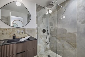 Departamento | Baño | Secadora de cabello y shampoo 