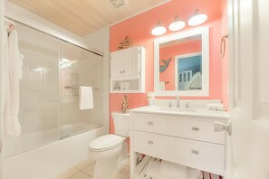 Een douche, een haardroger, handdoeken