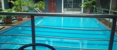 Kolam renang terbuka