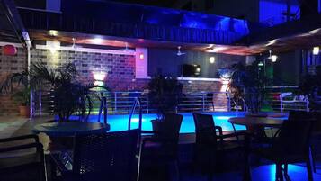 Swim-up bar