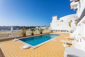 Outdoor pool - Superior 2-bed Overlooking Old Town and Atlantic Ocean (Albufeira)