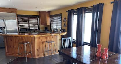 Cozy 8 Person Chalet on the Bay