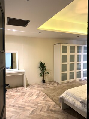 3 bedrooms, iron/ironing board, WiFi, bed sheets