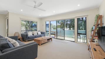 Télévision, lecteur de DVD, livres, vidéothÚque