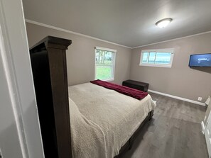 3 bedrooms, iron/ironing board, free WiFi, bed sheets