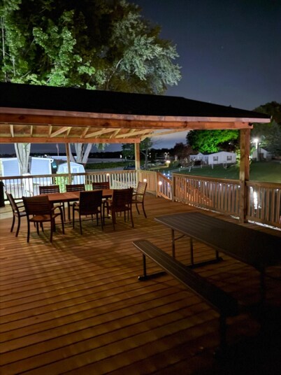 Charming 3-bedroom cottage with WiFi, AC in soothing Indian Lake, MI