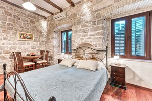 1 habitación, tabla de planchar con plancha, wifi gratis y ropa de cama