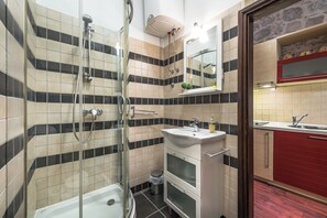Dusche, Haartrockner, Handtücher, Seife