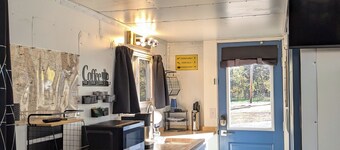 Cozy cabin with queen memory foam bed in peaceful spot outside town