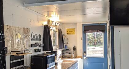 Cozy cabin with queen memory foam bed in peaceful spot outside town