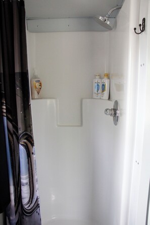 Douche, sèche-cheveux, serviettes fournies, savon