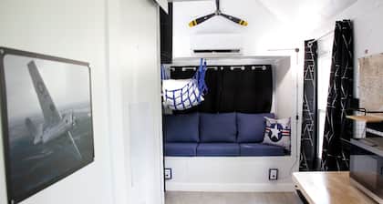 Cozy cabin with queen memory foam bed in peaceful spot outside town