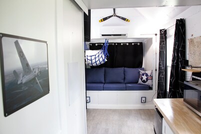 Cozy cabin with queen memory foam bed in peaceful spot outside town