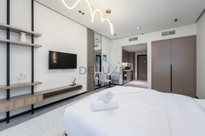 Caja de seguridad en la habitación y tabla de planchar con plancha 