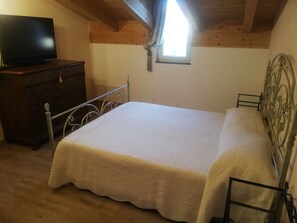 2 bedrooms, desk, WiFi, bed sheets - DALI HOLIDAY HOME 5 minutes from the sea and the cetacean sanctuary (Imperia)