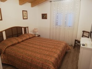 2 bedrooms, desk, WiFi, bed sheets