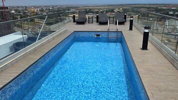 2 outdoor pools