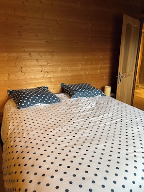 4 slaapkamers, een strijkplank/strijkijzer, reisbedje, gratis wifi