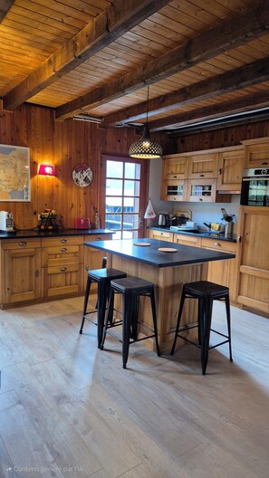Fridge, microwave, oven, stovetop - Family chalet, sleeps 8, valley view (Morillon)