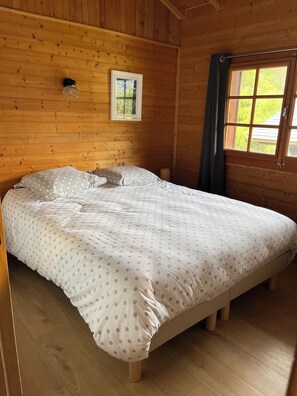4 bedrooms, iron/ironing board, travel crib, free WiFi - Family chalet, sleeps 8, valley view (Morillon)