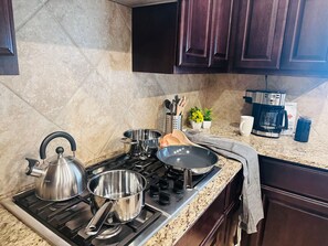 Een koelkast, een microgolfoven, een oven, een kookplaat