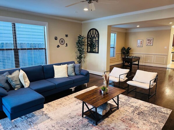 Téléviseur connecté, table de baby-foot, table de ping-pong, bureau