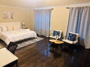 4 chambres, bureau, fer et planche à repasser, lit de bébé portatif