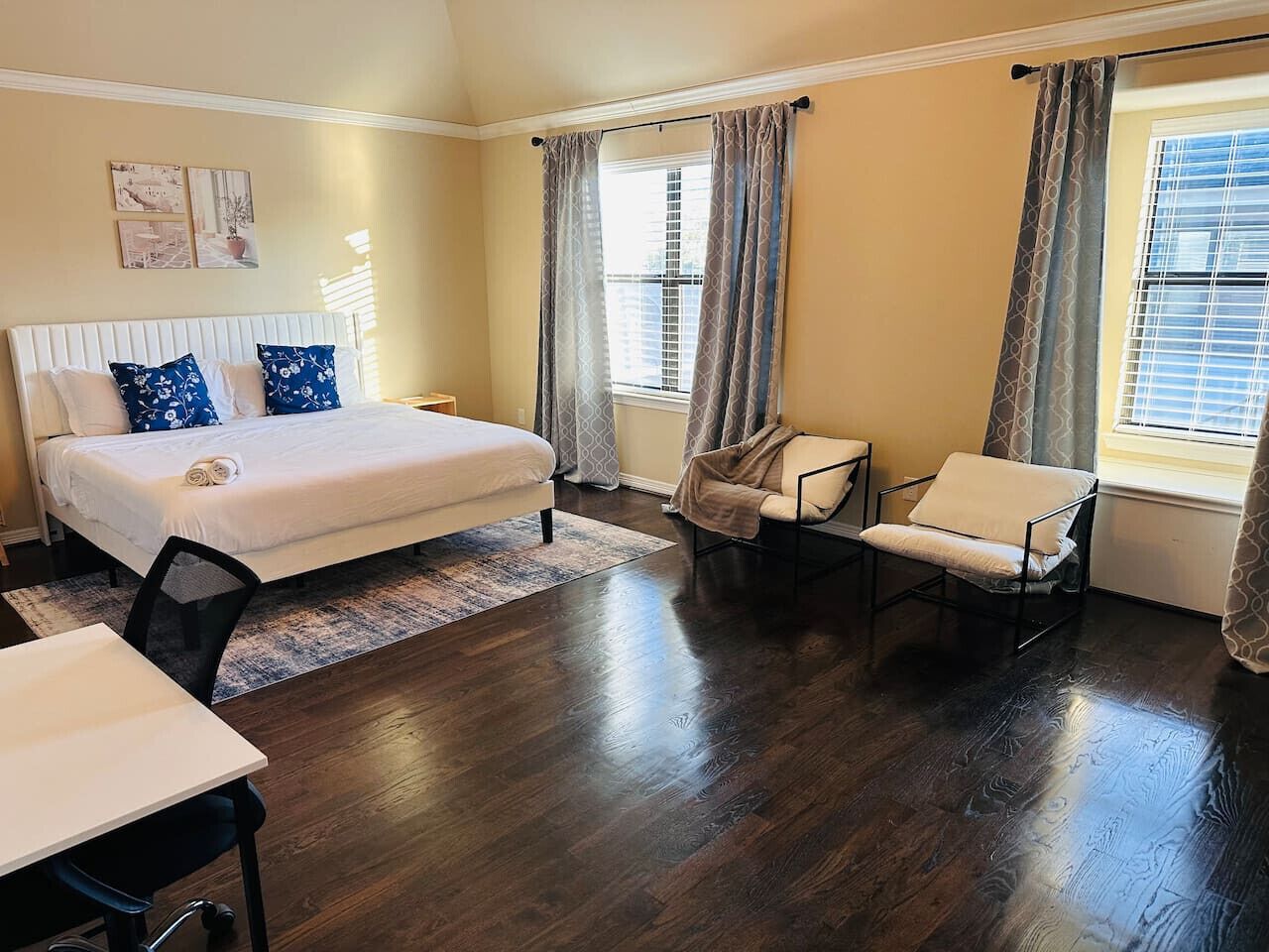 4 bedrooms, desk, iron/ironing board, travel crib