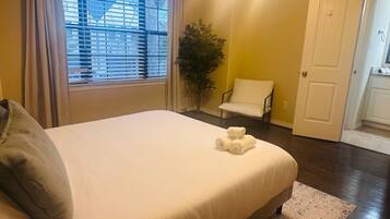 4 habitaciones, escritorio y tabla de planchar con plancha