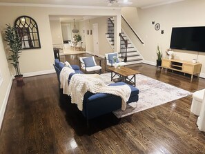 Smart-tv, tafelvoetbal, een tafeltennistafel en een kantoor