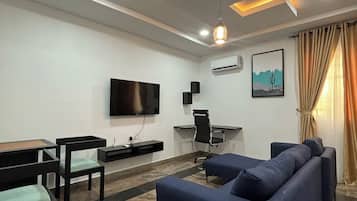 Deluxe Apartment, Balcony, City View | Living area