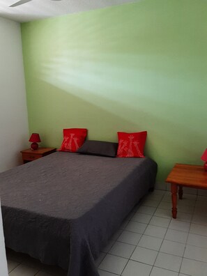 1 chambre, fer et planche à repasser, Wi-Fi, literie fournie