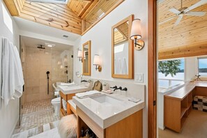 Shower, hair dryer, towels, soap - Luxury Lakeside Oasis

 (Middleton)