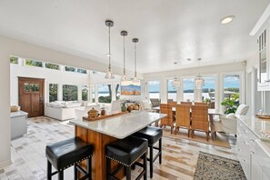 Dining - Luxury Lakeside Oasis

 (Middleton)