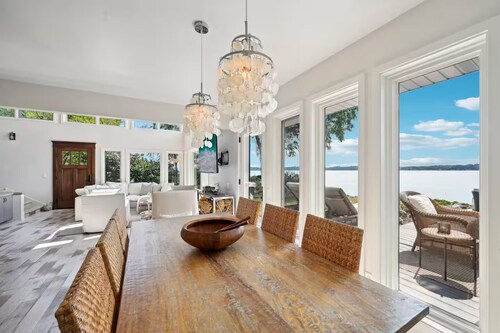 Luxury Lakeside Oasis

