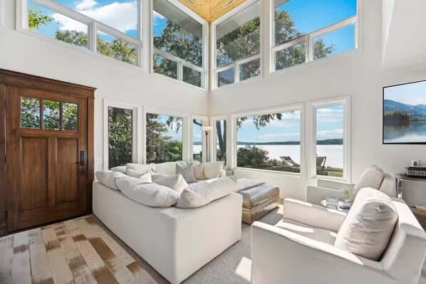 Smart TV, fireplace - Luxury Lakeside Oasis
(Middleton)