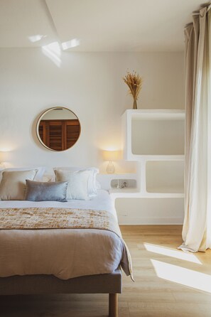 6 bedrooms, in-room safe, desk, iron/ironing board