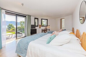 6 chambres, coffre-fort, bureau, fer et planche à repasser