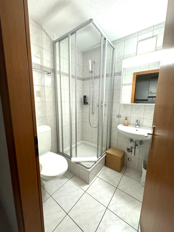 Een douche, een haardroger, handdoeken, zeep