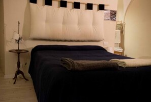 2 slaapkamers, een bureau, een strijkplank/strijkijzer, reisbedje