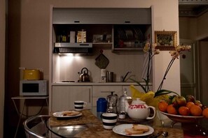 Kjøleskap, mikrobølgeovn, kokeplater og kaffetrakter/tekoker
