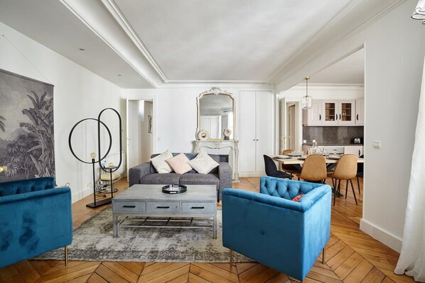 Living area - Sublime Appartement Champs Elysees (Paris)