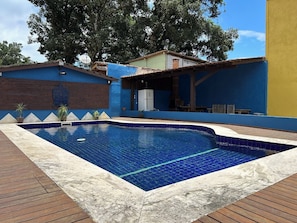 Kolam renang outdoor, dengan kursi berjemur