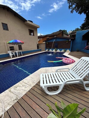 Outdoor pool, open 9:00 AM to 10:00 PM, sun loungers - Pousada Kembali Maresias (São Sebastião)