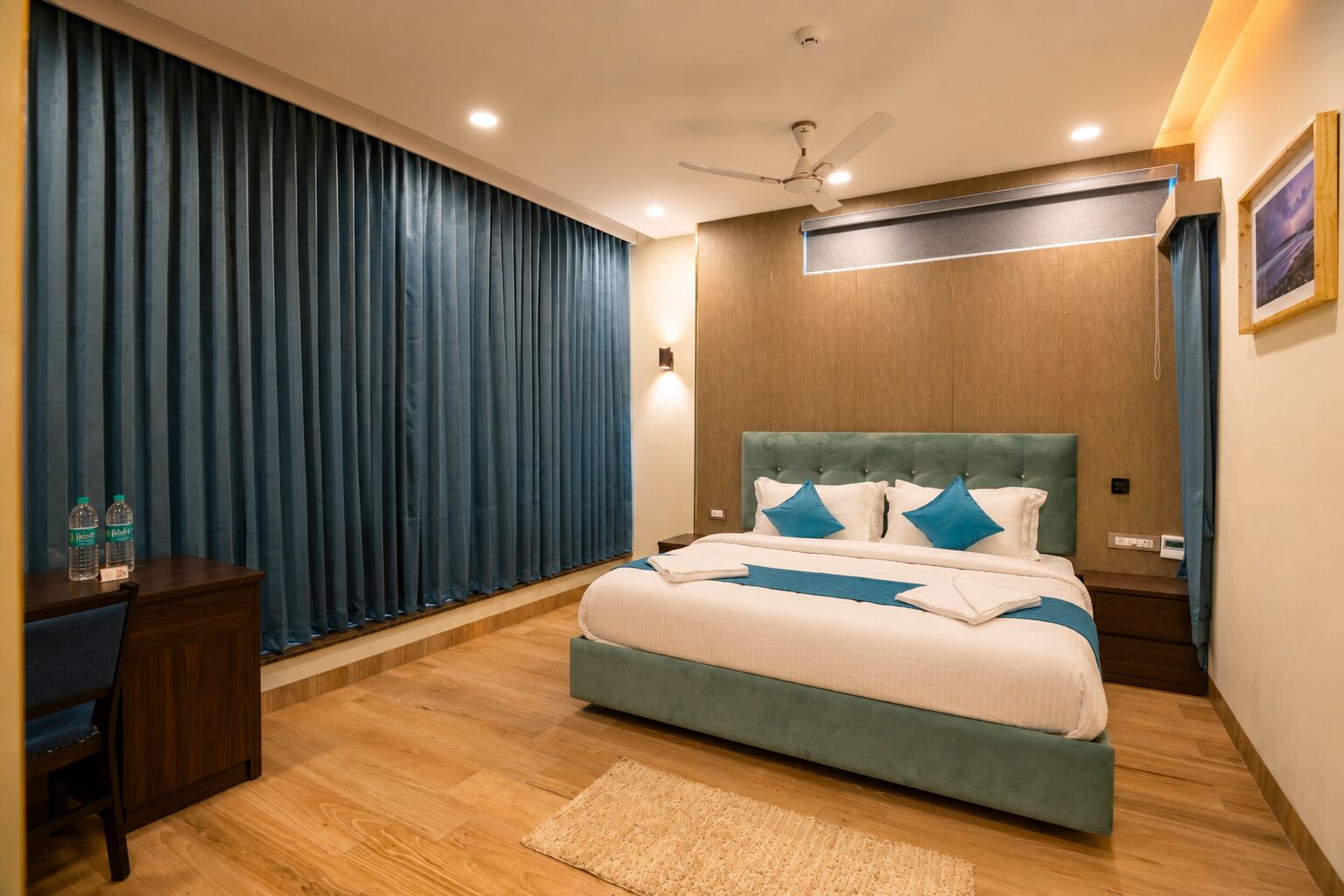 Une chambre à coucher avec un lit, un bureau et une chaise.
