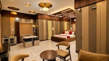 Studio Suite | Premium bedding, pillow-top beds, in-room safe, desk