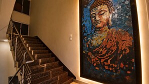 Una scala con un’opera d’arte a mosaico raffigurante Buddha sulla parete.