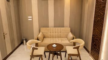 Studiosuite | Hochwertige Bettwaren, Pillowtop-Betten, Zimmersafe, Schreibtisch