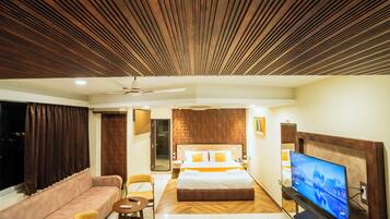 Suite – royal | Sengetøy av topp kvalitet, safe på rommet, skrivebord og lydisolert