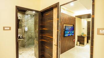 Royal suite | Badkamer | Een douche, gratis toiletartikelen, een haardroger, badjassen